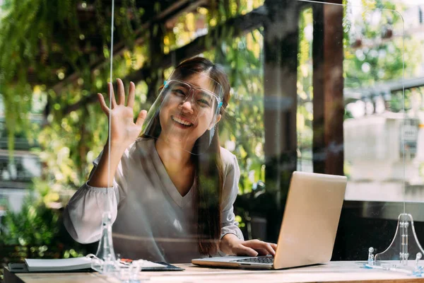 Asiático mujer estudiante saludo amigo — Foto de Stock