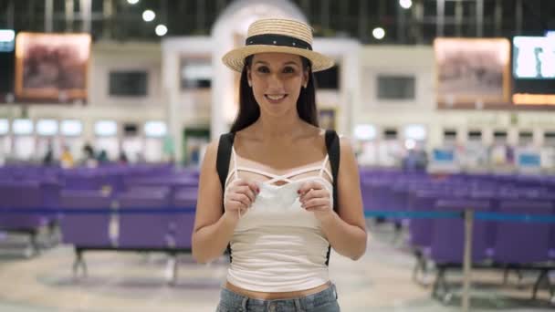 Bruna ragazza viaggiatore in stazione indossando una maschera viso e vestiti estivi — Video Stock