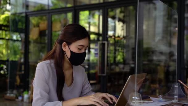 Asiatico uomo e donna d'affari discutendo in caffetteria con maschere su — Video Stock