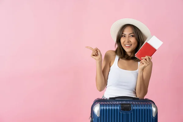 Jovem morena viajante com mala de bagagem e chapéu de verão dão bons polegares no fundo isolado branco com cartão de embarque e passaporte . — Fotografia de Stock