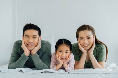 Kameraya bakan genç Asyalı aile portresi