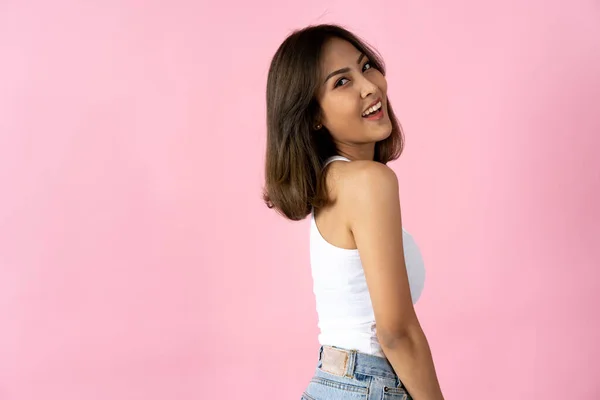 Retrato de mulher jovem sorrindo contra fundo rosa — Fotografia de Stock