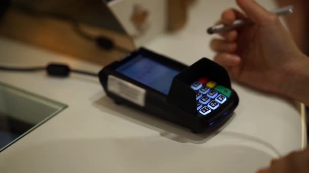 Close-up video van vrouwen hand invoeren van informatie over credit card reader in de winkel — Stockvideo