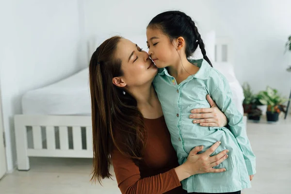 Retrato de amorosa madre e hija asiática —  Fotos de Stock
