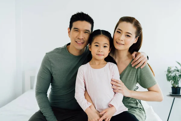 Портрет молодої азіатської родини, що посміхається — стокове фото