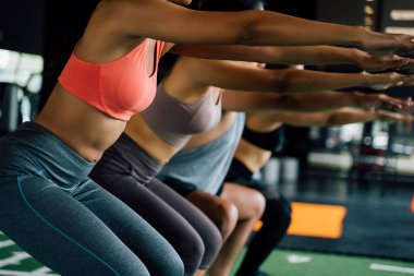 Spor kıyafetleriyle spor salonunda spor yapan ve spor salonunda egzersiz yapan Asyalı genç bir grup yakın plan..
