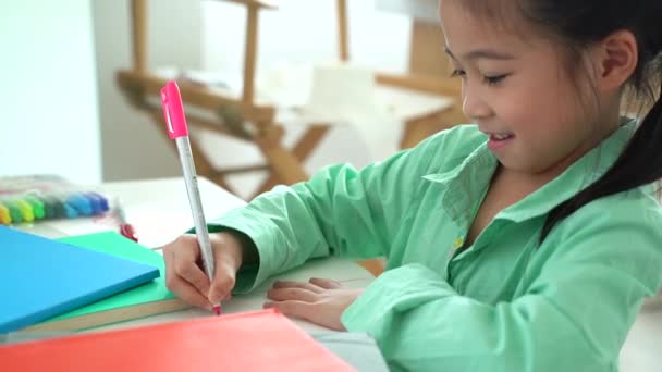 Asiática chica haciendo tarea — Vídeos de Stock