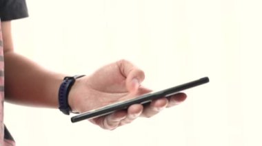 Dokunmatik ekranlı akıllı telefon tutan kişi
