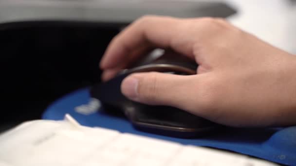 Ręka człowieka za pomocą myszki komputerowej na rozmytym tle — Wideo stockowe