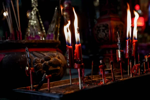 Eski Çin tapınağında tütsü çubukları. Tapınakta geleneksel Asya kültürü — Stok fotoğraf