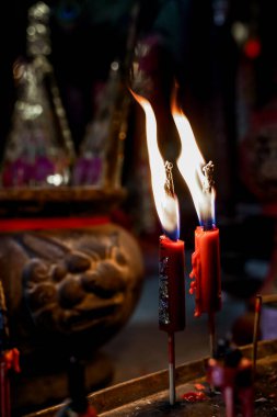 Eski Çin tapınağında tütsü çubukları. Tapınakta geleneksel Asya kültürü