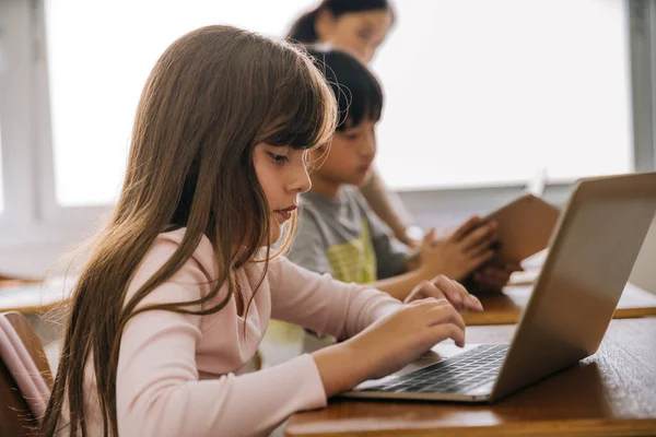 Μαθητές που χρησιμοποιούν φορητό υπολογιστή σε σχολική τάξη, ψηφιακή μητρική, τεχνολογία, μάθηση. Διαφοροποίηση ομάδα μαθητών στην τάξη υπολογιστών — Φωτογραφία Αρχείου