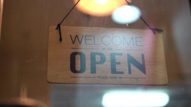 İflas nedeniyle kapanan, kapanan, kapanan, kapanan, kapanan yüz maskeli adam..