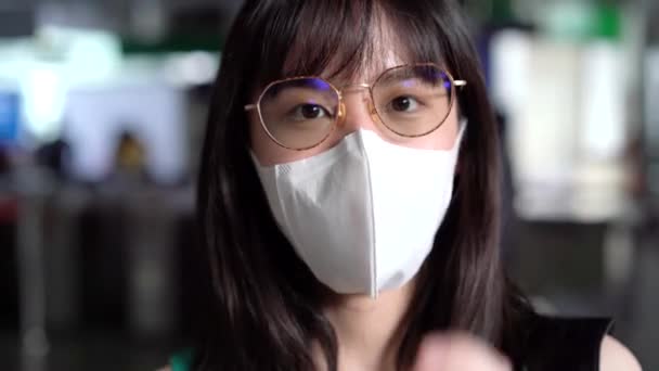 Asiatisk kvinna bär skyddande ansikte täcker att resa med tunnelbana under coronavirus pandemi, tvättbar ansiktsmask, stoppa spridningen av sjukdomen på kollektivtrafik, titta på kameran — Stockvideo