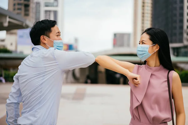 Empresas colegas de trabalho usando máscaras faciais cotovelo batendo — Fotografia de Stock