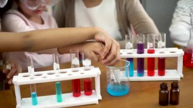 Fen dersinde Asyalı öğretmen ve öğrenciler