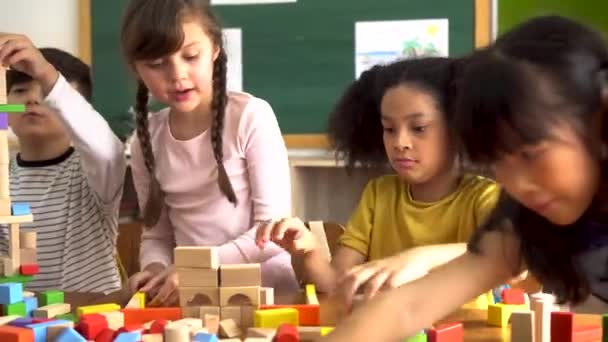 Kinder spielen im Klassenzimmer mit Holzklötzen — Stockvideo