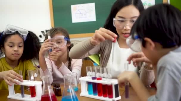 Asiatische Lehrerin und Schüler im Naturwissenschaftsunterricht — Stockvideo