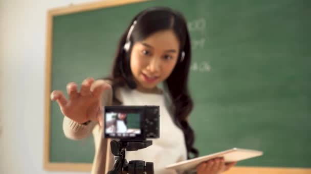 Asian school teacher preparing to deliver online course — Stock Video