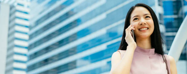 Молодая красивая азиатская деловая женщина по телефону — стоковое фото