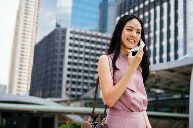 Asyalı iş kadınının portresi maskesini çıkarıyor.