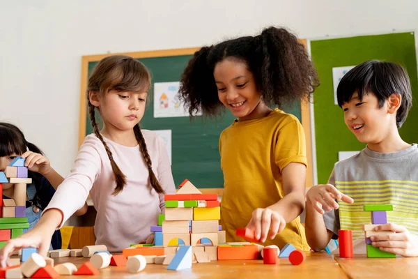 Kinderen spelen met houten blokken in de klas — Stockfoto