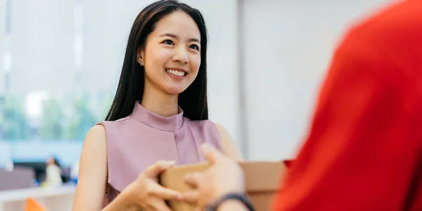 Asian businesswoman receiving pizza delivery at office — Stock Photo, Image