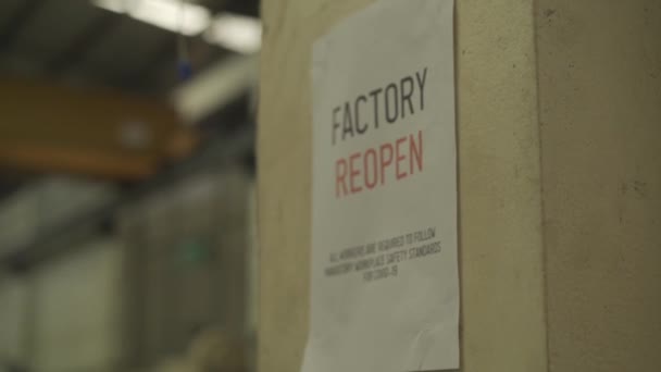 Sinal de reabertura de fábrica dentro do armazém de fábrica após o encerramento afetado pelo Coronavirus Covid-19. — Vídeo de Stock