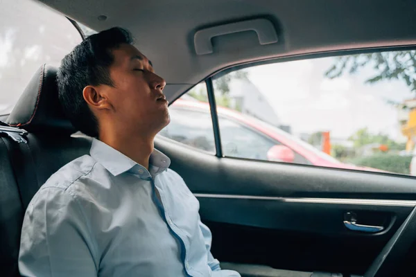 Střední dospělý podnikatel spí vzadu v autě — Stock fotografie