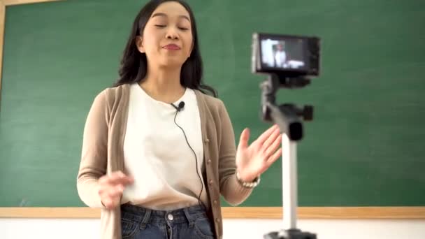 Profesor de escuela asiática entrega curso en línea — Vídeos de Stock