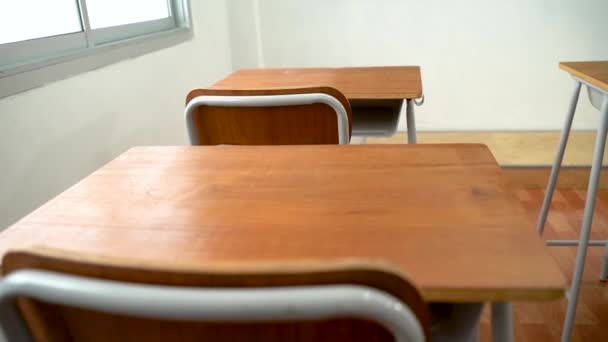 Preparación de aulas y escritorios vacíos en el edificio de la escuela primaria en Asia. Interior de la escuela primaria — Vídeo de stock