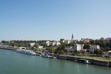 Belgrad Rıhtımlar üzerinde parlak güneşli bir günde Sava Nehri
