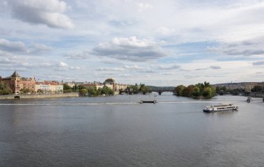 Prag waterfront panorama Vltava Nehri, Legion Köprüsü ve görünürde Ulusal Tiyatrosu yerler ile bulutlu bir günde 