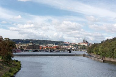 Prag panorama Stefanik Köprüsü, Vltava Nehri, renkli çatıları, Petrin Kulesi, Prag Kalesi ve St. Vitus Katedrali uzakta bir bulutlu yaz gününde