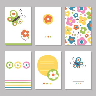 Pembe, yeşil, mavi, turuncu ve sarı çiçekler ve kelebekler beyaz arka plan üzerinde altı şirin tebrik kartları