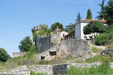 Kalemegdan kale taş kule ve yeşil bir park tepe üzerinde sur duvarı, açık mavi gökyüzüne karşı, Belgrad, Sırbistan