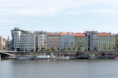 Prag, Çek Cumhuriyeti - 19 Eylül 2018: Dans evi veya Fred and Ginger, 1996 yılında Vlado Milunic ve Frank Gehry tarafından tasarlanan Rasinovo Embankment üzerine inşa edildi