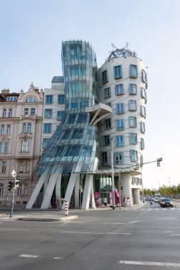 Prag, Çek Cumhuriyeti - 19 Eylül 2018: Dans evi veya Fred and Ginger, 1996 yılında Vlado Milunic ve Frank Gehry tarafından tasarlanan Rasinovo Embankment üzerine inşa edildi