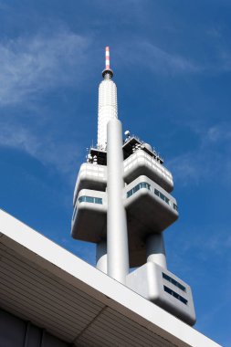 Çek Cumhuriyeti, Prag - 19 Eylül 2018: Zizkov televizyon kulesi (1985-1992), Vaclav Aulicky ve Jiri Kozak tarafından tasarlanan, Zizkov ilçesindeki tepenin tepesinde