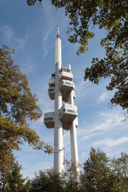 Çek Cumhuriyeti, Prag - 19 Eylül 2018: Zizkov televizyon kulesi (1985-1992), Vaclav Aulicky ve Jiri Kozak tarafından tasarlanan, Zizkov ilçesindeki tepenin tepesinde