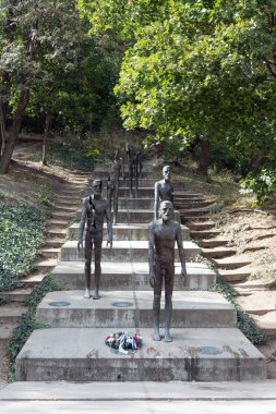 Prag, Çek Cumhuriyeti - 19 Eylül 2018: 2002 yılında heykeltıraş Olbram Zoubek ve mimarlar Jan Kerel ve Zdenek Holzel tarafından tasarlanan Komünizm Kurbanları Anıtı. Petrin tepe, Mala Strana 