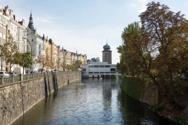 Çek Cumhuriyeti, Prag - 19 Eylül 2018: Manes Gallery ile Sitkovska su kulesi, Prag'da Vltava Nehri, işlek şehir caddesi, park, mavi gökyüzü