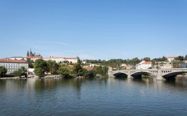 Prag, Çek Cumhuriyeti'nde, parlak bir yaz gününde Vltava Nehri'nin sahil panoraması, New Town ve Petrin gözetleme kulesinin renkli çatıları