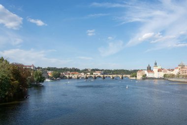Prag, Çek Cumhuriyeti'nde parlak bir yaz gününde Vltava nehri ve Charles köprüsünün panoramik manzarası