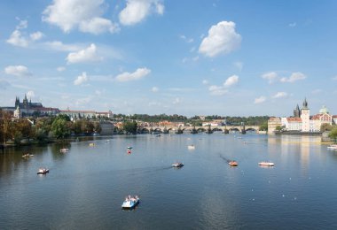 Prag, Çek Cumhuriyeti'nde, parlak bir yaz gününde Vltava nehri, Prag kalesi, Charles köprüsü ve New Town'un renkli çatılarının panoramik manzarası