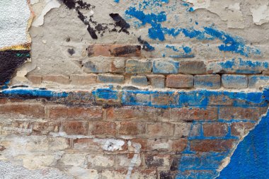 Kırmızı tuğla ve gri eski grungy çimento yüzey beyaz, sarı, gümüş, siyah ve mavi boya ile kaplı