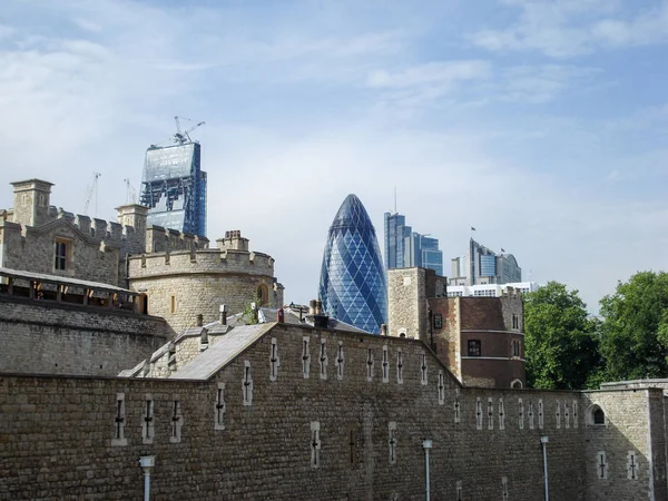 伦敦塔的石墙 后面是伦敦金融城和盖金大厦 — 图库照片