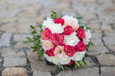 Pembe-beyaz şenlikli buket