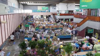 Almaty, Kazakistan - 18 Haziran 2025 - Yeşil Pazar 'ın içinde