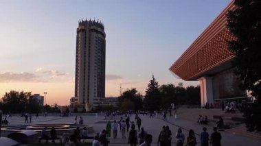 Almaty, Kazakistan - 18 Haziran 2025 - Kazakistan Oteli 'ndeki insanlar